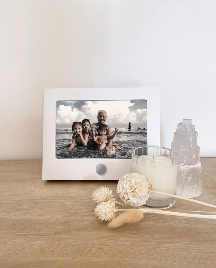 AUCMF7611K-WhitePhotoFrameWithPersonalKeepsake-Placement-mid